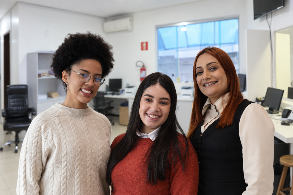 Vitória, Daiane e Priscila, da esquerda para a direita, da equipe administrativa da Fontana di Trevi